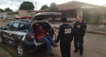 Caseiro é preso suspeito de agredir e abusar sexualmente de filhote de cachorro, em Goiás